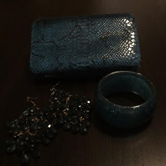 Clutch, earrings, bracelet - Picture 2 of 2